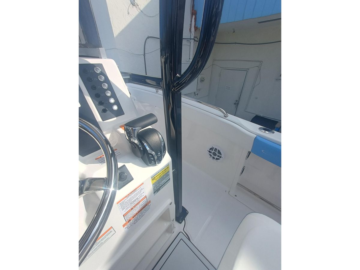 2026 Robalo R222 Center Console photo 31