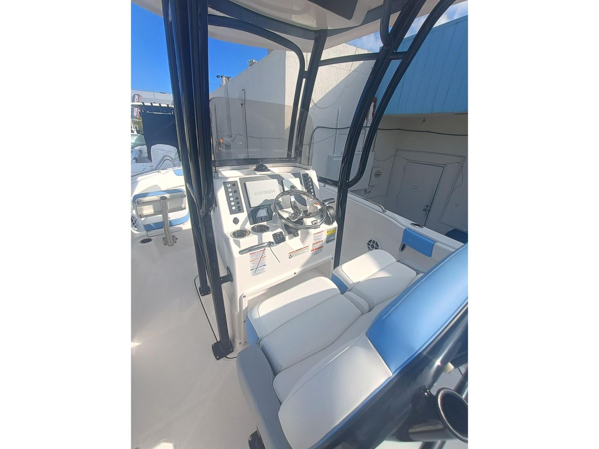 2026 Robalo R222 Center Console photo 32