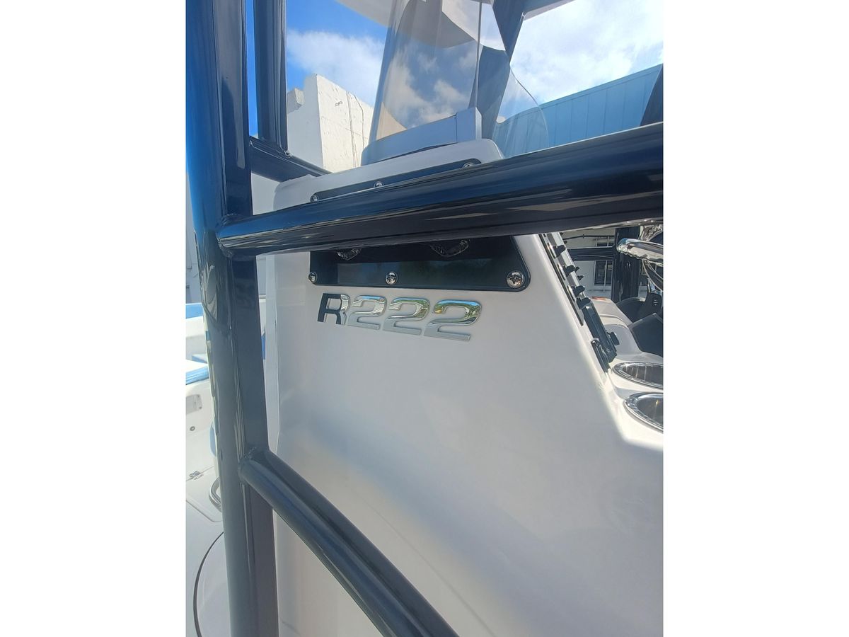 2026 Robalo R222 Center Console photo 33