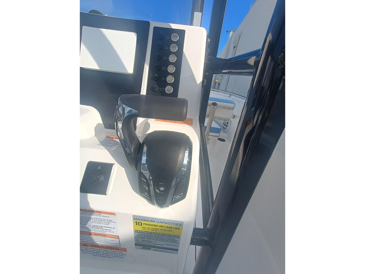 2026 Robalo R222 Center Console photo 35