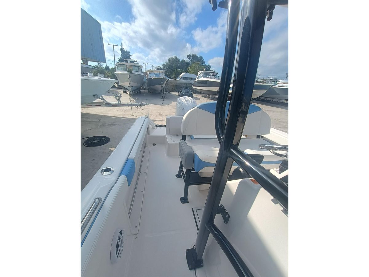 2026 Robalo R222 Center Console photo 36