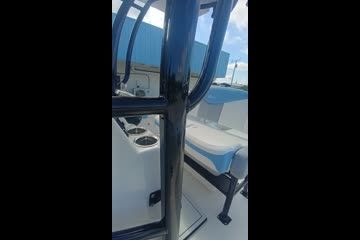 2026 Robalo R222 Center Console photo 38