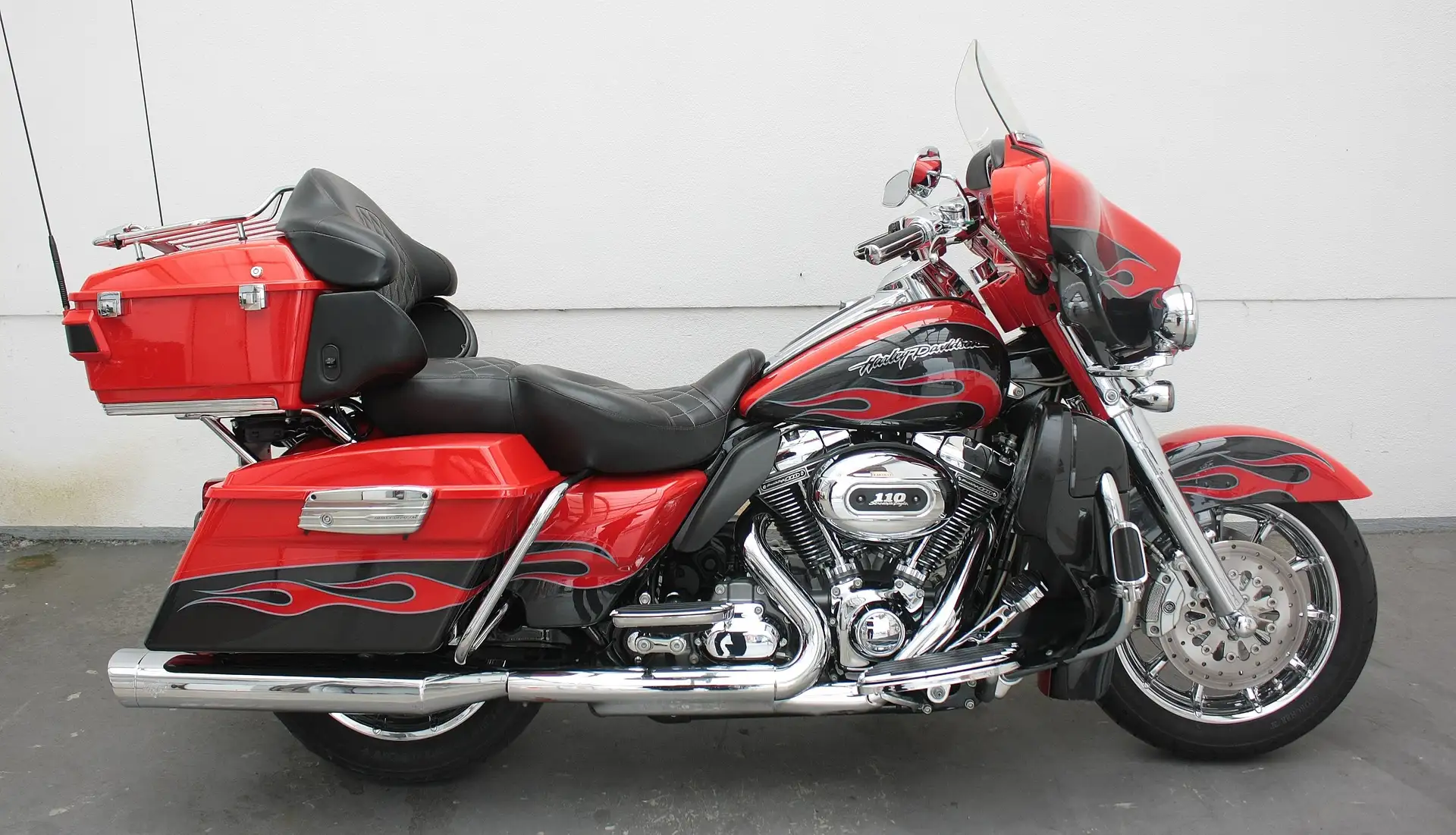 2010 Harley-Davidson Electra Glide FLHTCUSE 3 CVO 110' E-Glide Ultra Classic 5HD1.... photo 3