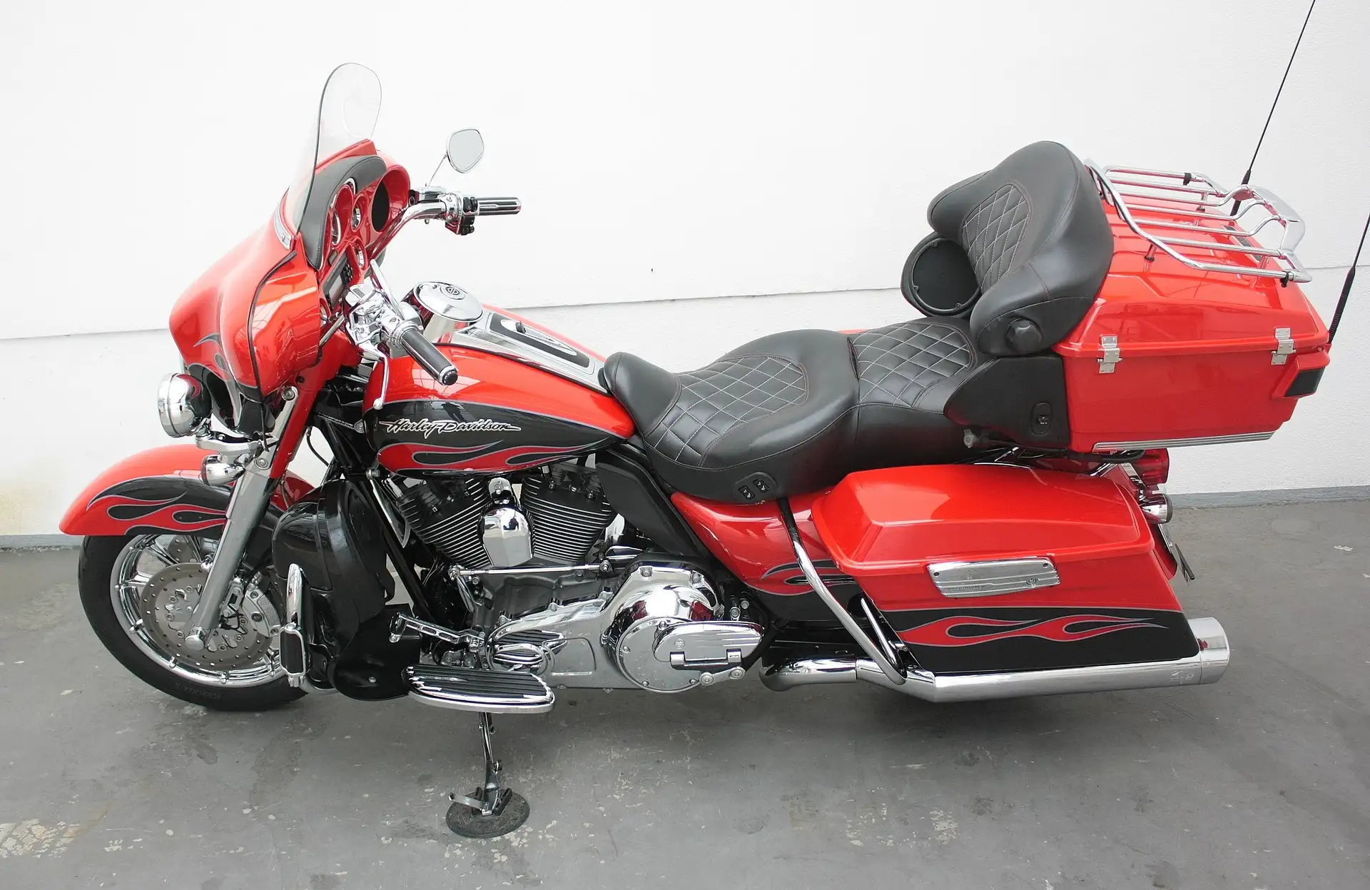 2010 Harley-Davidson Electra Glide FLHTCUSE 3 CVO 110' E-Glide Ultra Classic 5HD1.... photo 4