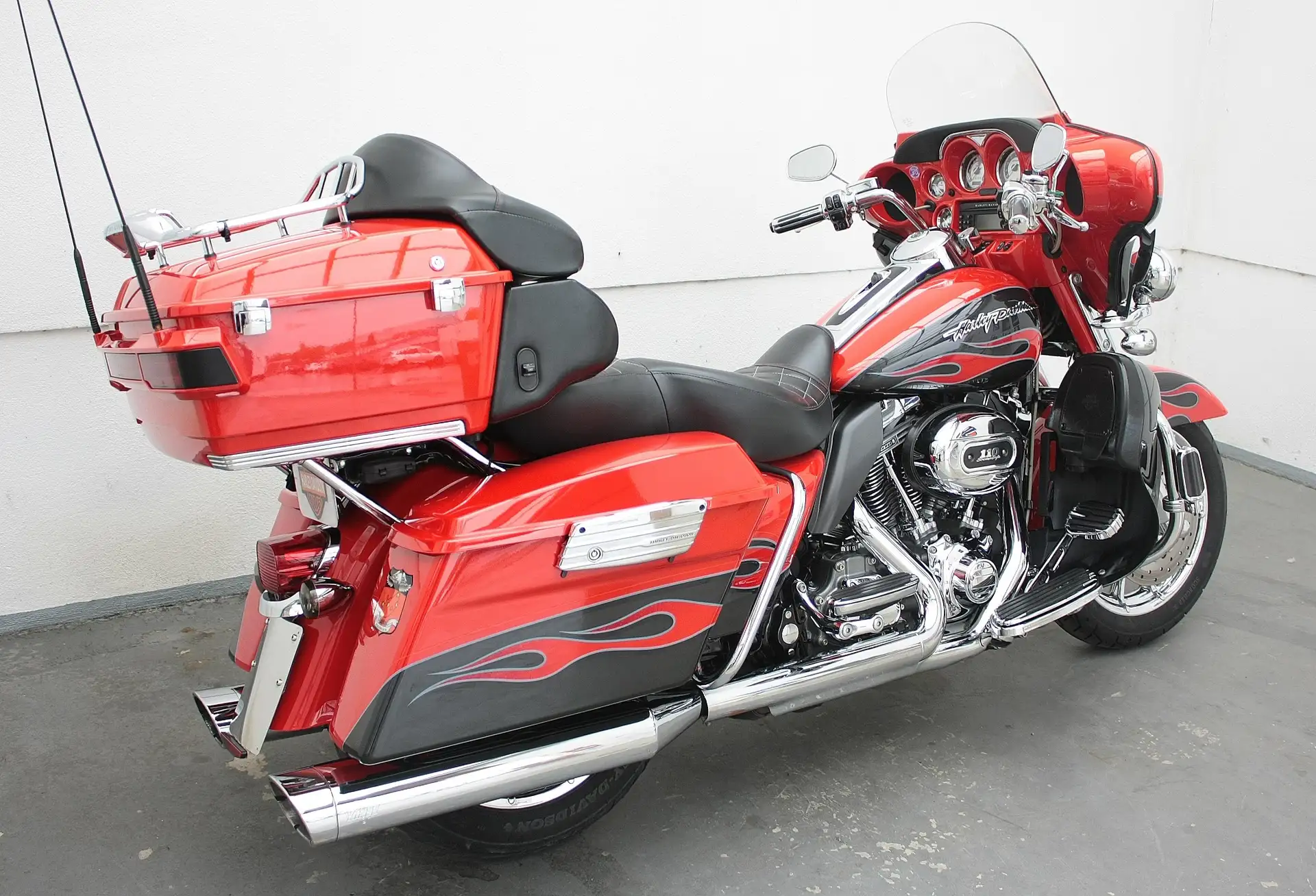 2010 Harley-Davidson Electra Glide FLHTCUSE 3 CVO 110' E-Glide Ultra Classic 5HD1.... photo 5