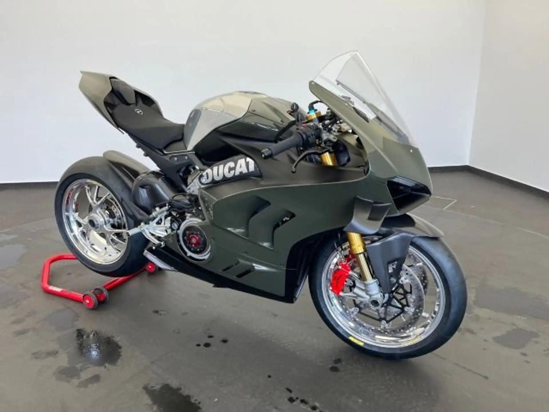 2022 Ducati Panigale V4 S Black Forest photo 3