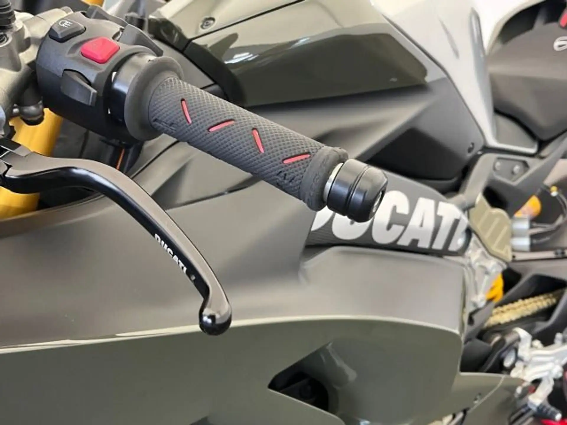2022 Ducati Panigale V4 S Black Forest photo 19